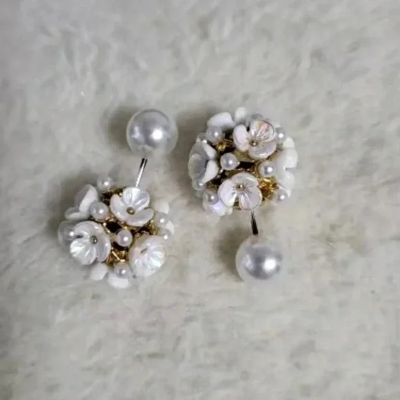 Perla White Shell Flower Stud Earrings - Picture 11 of 13